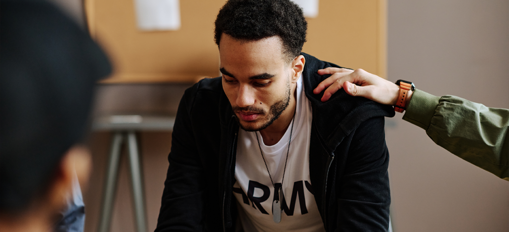 photo d'un homme triste avec une main sur l'epaule pour l'encourager - blog - confiance en soi